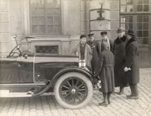 AB Hans Osterman överlämnar ett fordon till H K H Kronprins Gustaf Adolf. Stockholms Slott.