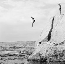 Hopp från klippa ner i havet, skärgården