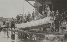 Vägning av motorbåt vid Djurgårdshamnen 