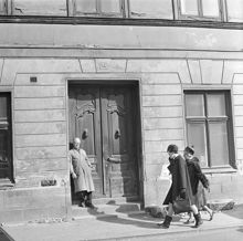 Klara Södra Kyrkogata 14, Huvudentrén, med skurna 1700-talsdörrar och portklappar.