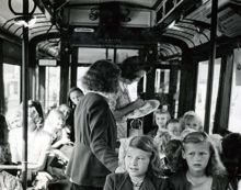 Flatenbadet: På väg till Flatens barnbad 1943