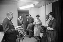Karduansmakargatan 11B, Svenska Dagbladet, fotoavdelningen. Kopist Renate Weiss avtackas av chefsfotograf Herman Ronninger och kollegorna