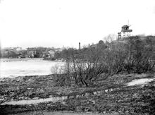Danviksklippan, med kvarnen, sett från Hammarby sjö