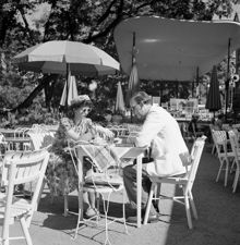 Berzelii Park. Berns veranda, en man och en kvinna sitter vid ett bord