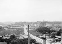 Utsikt från Åhlén o. Holms byggnad över Ringvägen, västerut från Götgatan. T.h. i bakgrunden nyuppförda bostadshus, Helgalunden. I fonden längst t.v. Årstabron.