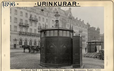 Urinkur (offentlig urinoar) installerad utanför Grand Hotell.