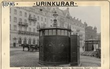 Urinkur (offentlig urinoar) installerad utanför Grand Hotell.