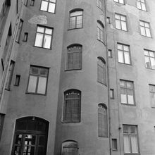 Del av gårdsfasad till Nybrogatan 74