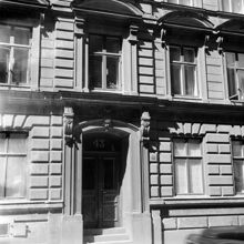 Portalen till Grevgatan 43