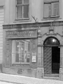 Storkyrkobrinken 3. Portal och skyltfönster