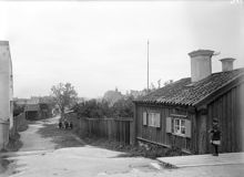 Bergsprängargränd sedd från Borgmästargatan. T.h. huset Borgmästargatan 20. Fasad mot Bergsprängargränd