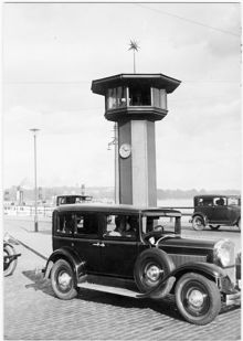 Slussen med den trafikordning som började den 1.4.1922 vid sammankopplingen av norr- och söderlinjerna  Karl Johans torg. Kontrolltornet