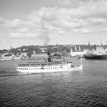 Ångbåt på Ladugårdslandsviken med Djurgården och Gröna Lund i bakgrunden