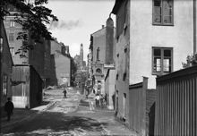 Kungstensgatan österut från korsningen Lilla Badstugatan. Engelbrektskyrkan i bakgrunden