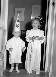 Köpmantorget. Syskonen Anne och Lotta Randers lussar för mamma och pappa. Storasyster Anne, 5 år, är lucia och lillasyster Lotta, 2 år, är stjärngosse