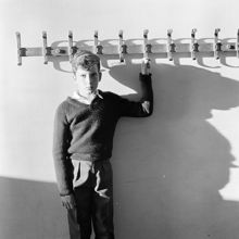 Mats Lindgren vid klädhängare i skolkorridor. Enskedefältets skola
