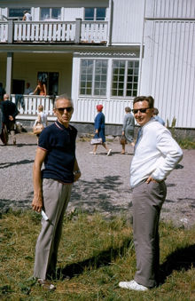 Barnens ö: Ewe Johannesson och Åke Barrling framför Storgården