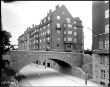 Runebergsgatan österut och Eriksbergsgatans korsande bro. Bortom bron  t.h. kv. Poppeln