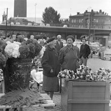 Torghandel med blomförsäljning vid Klara Strand. Stadshuset t.v. i fonden.