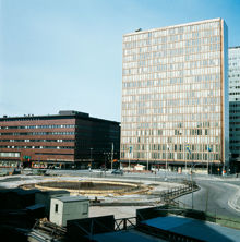 EPA och femte hötorgshuset. Fontänen vid Sergels Torg under uppbyggnad med armeringsjärn och gjutformar. Byggfuttar i förgrunden