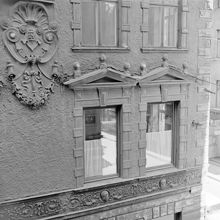 Herkulesgatan 18 vid hörnet av Drottninggatan. Detaljer på södra gaveln. Initialer för Knut Ljungberg innehavare av Apoteket Morianen vid ombyggnad på 1880-talet