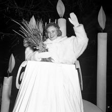 Porträtt av Stockholms-Tidningens lucia Kerstin Ornö under sin färd genom Stockholm