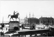 Slussen med den trafikordning som började den 1.4.1922 vid sammankopplingen av norr- och söderlinjerna  Karl Johans torg. Statyn vid  torget