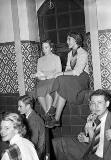 Karlavägen 79, Östra Real, aulan. Svenska Dagbladets orkestertävling. Två flickor i en fönsternisch
