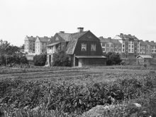 Gården Ekedal vid Lindhagensgatan. Området motsvarar nu Ekedalsgatan vid Lindhagensgatan 80 i kv. Gångaren, Stadshagen. I förgrunden odlingar, i fonden ses AB Holmias hus i kv. Ängsknarren