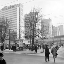 Hötorget sett mot hötorgshusen. Tredje, fjärde och femte höghuset under byggnad. Gående människor