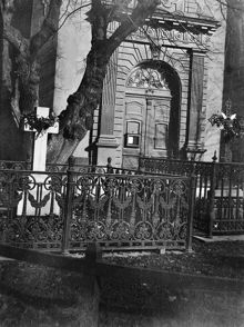 Maria kyrkas västra port och inhägnade gravar på kyrkogården