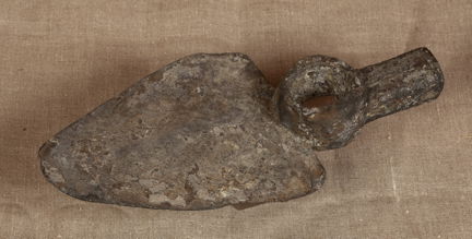 Medeltida hacka i järn. Fotograferad mot gråbrun bakgrund. 