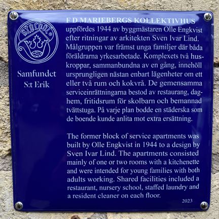 Blå emaljerad skylt med vit text