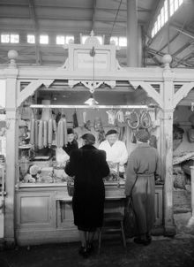 Hötorgshallen. Kunder vid S. Samuelssons köttbutik i saluhallen