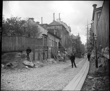 Jungfrugatan söderut från Östermalmsgatan. I fonden Hedvig Eleonora kyrka