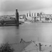 Utsikt från Skinnarviksberget över Riddarfjärden mot Stadshuset och Norrmalm. I förgrunden Münchenbryggeriets tak