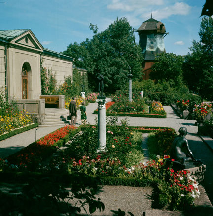Galleriterrassen och Galleribyggnaden, Prins Eugens Waldemarsudde med Linoljekvarnen i fonden.