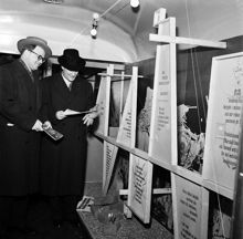 Centralstationen. Järnvägsvagn som utställningslokal för utställningen "Planen bakom Marshallplanen". Mr. Roger Nelson, t.f. Marshallchef i Sverige, och generaldirektör Erik Upmark