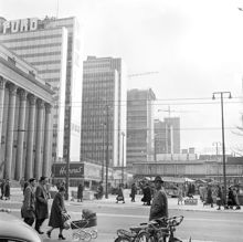 Hötorget mot hötorgshusen. Tredje, fjärde och femte under byggnad. Gående människor