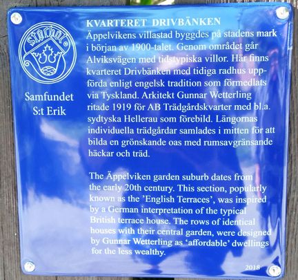 Blå emaljerad skylt med vit text