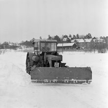 Traktor med snöplog i Bromma