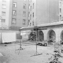 Tomtebogatan 4, gården. Mur med nischer