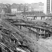 Vy från det rivna kv. Uppvaktaren söderut mot kv. Fyrmörsaren och Skansen. Trappa till Jakobsbergsgatan