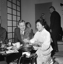 Interiör från japansk restaurang i samband med "Japansk matvecka". En kvinna serverar mat