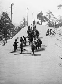 Bamsekollen, i Björkhagen (bakom stora Hammarbybacken). Vintersportlovslediga skolungdomar tar sig upp för backen