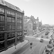 Hamngatspalatset, Hamngatan 5 B, vid hörnet av Regeringsgatan. Hamngatan 7-9, kv. Åskslaget och kv. Trollhättan står inför rivning (nu Gallerians plats). I fonden Malmskillnadsgatans bro över Hamngatan.