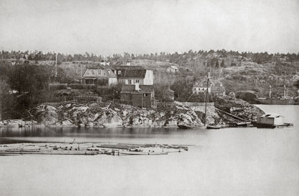 Fotografiet visar Waldemarsudde med dess tidigare huvudbyggnad, sedd från Ryssviken, på 1880-talet. 