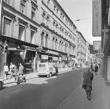 Drottninggatan norrut från Vattugatan. T.v. Drottninggatan 29, kv. Hägern Mindre