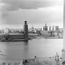 Utsikt från Skinnarviksberget över Riddarfjärden mot Stadshuset och Norrmalm. I förgrunden kv. Ludvigsberg