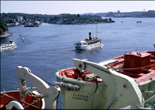 Sandhamnsexpressen S/S Waxholm t.h. och M/S Rödlöga t.v. på väg ut från Skeppsbron